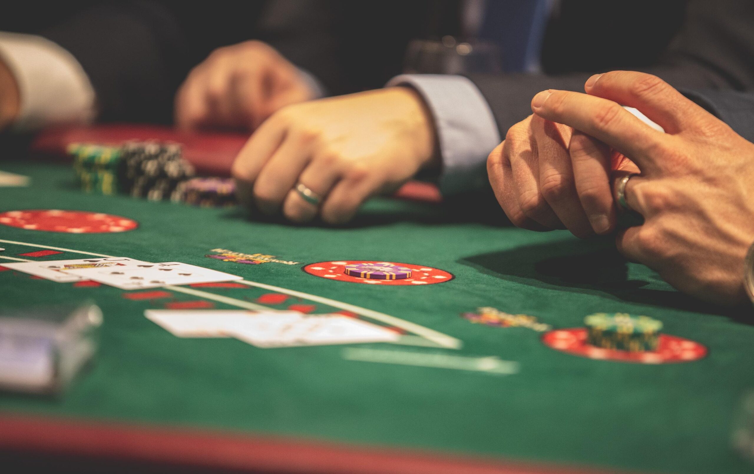 Real-Life Dramas in the World of Poker: Scandals and Controversies